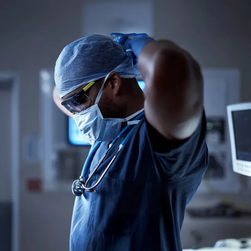 Doctor atendiendo a un paciente