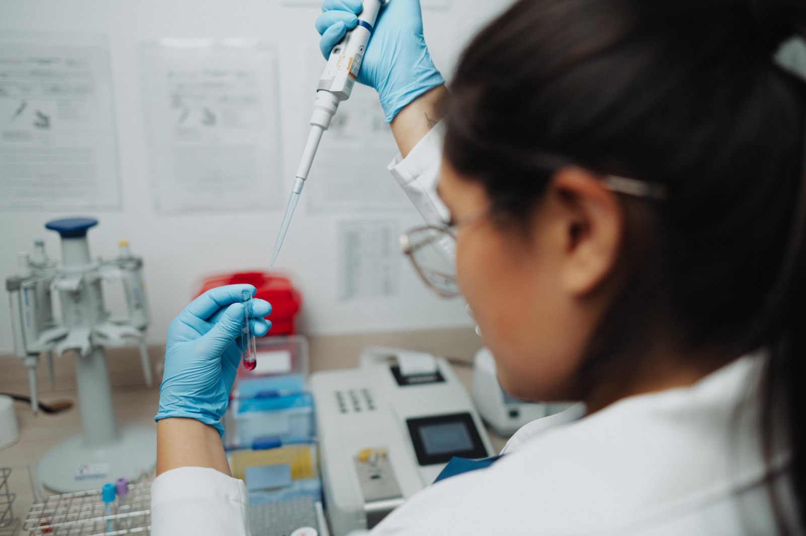 Profesional del laboratorio clínico OncoClinic operando equipo especializado